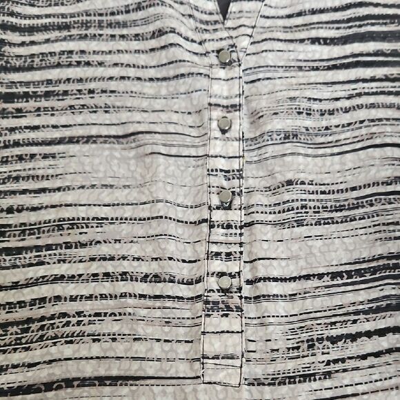 Elegant Black and Cream Blouse - Picture 13 of 16